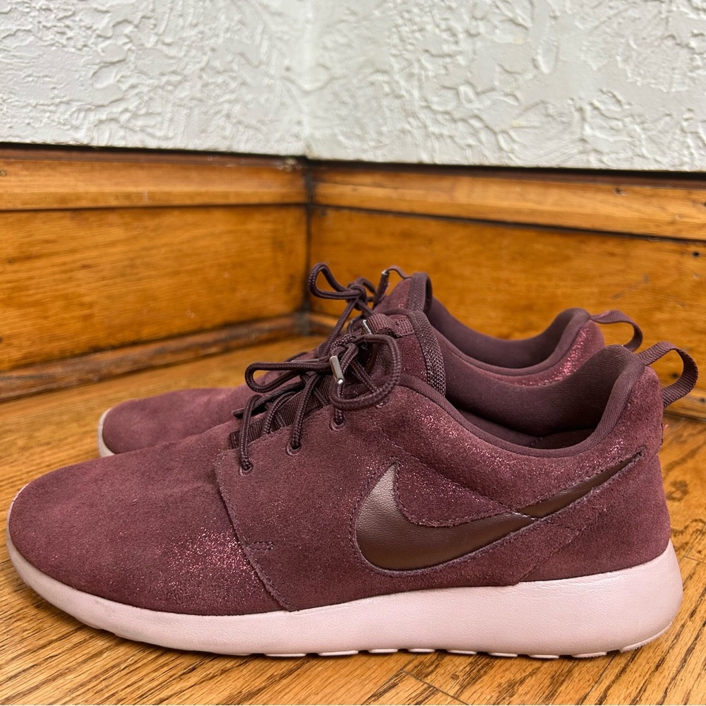 Nike | Roshe One PRM Running Shoe Mahogany Metallic Sneakers Size 9